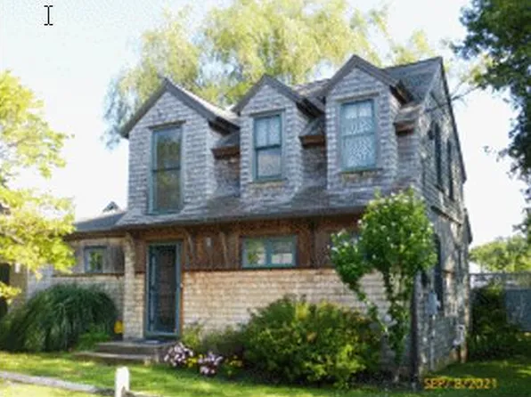 25 Simpson Ave, Oak Bluffs, MA 02557