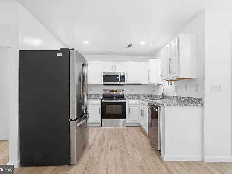 104 Hazel Dr — Photo 9