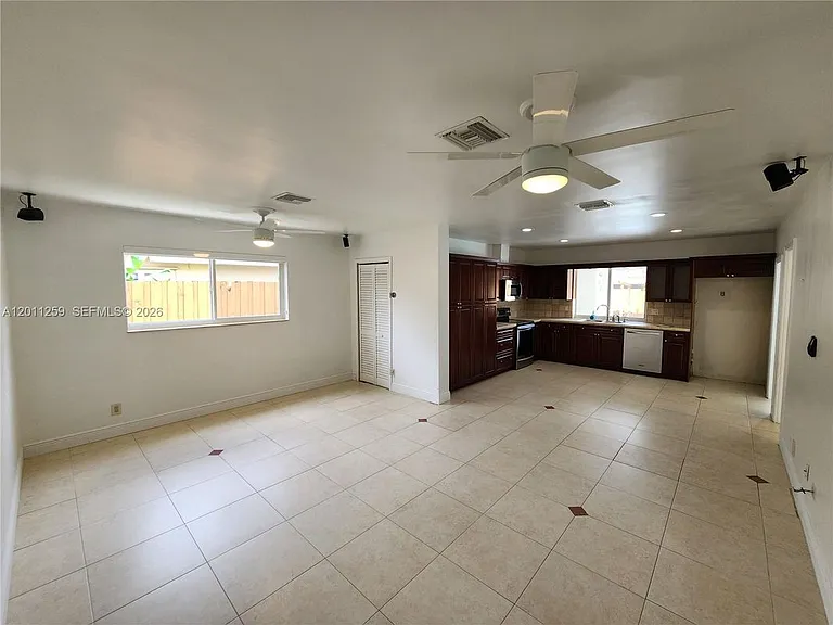 4233 Jackson St — Photo 4