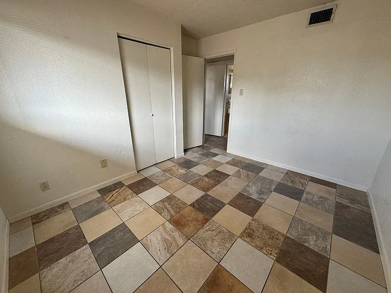 807 W Hallmark Ave — Photo 10