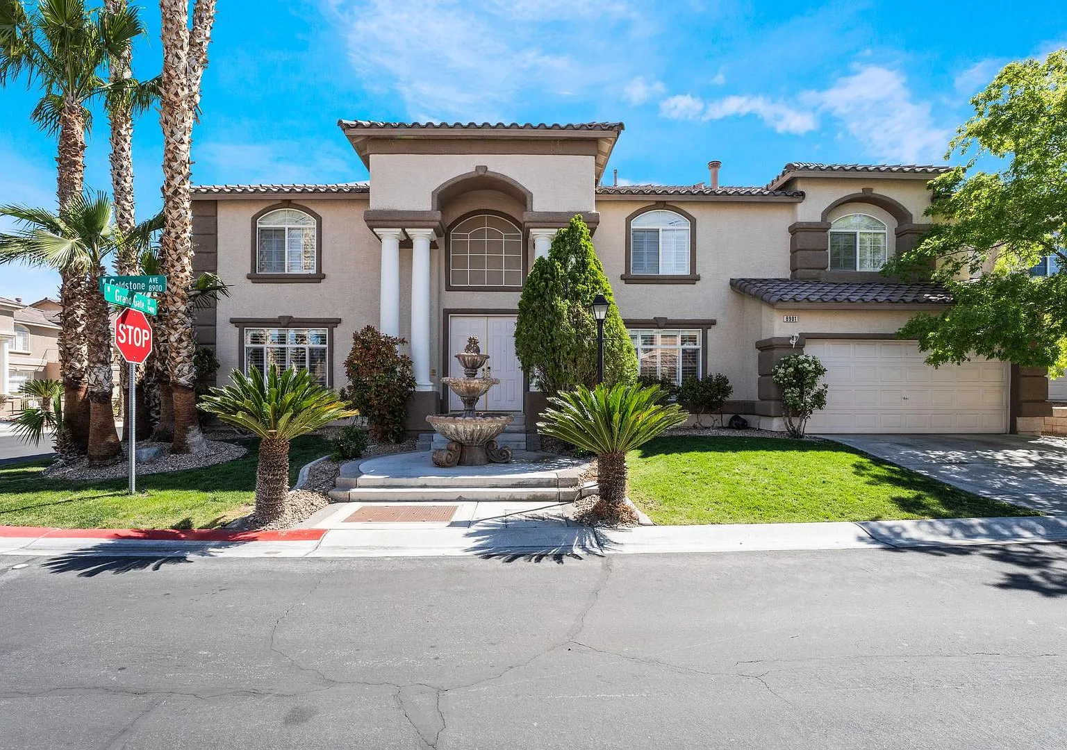 Luxurious Home in Gated Community — Photo 1
