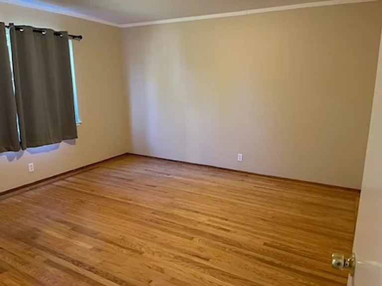 2347 Venndale Ave — Photo 6