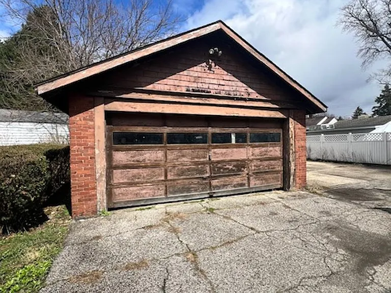 2281 E Market St — Photo 11