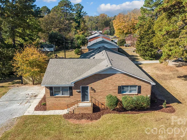 1853 Lakedell Dr — Photo 2
