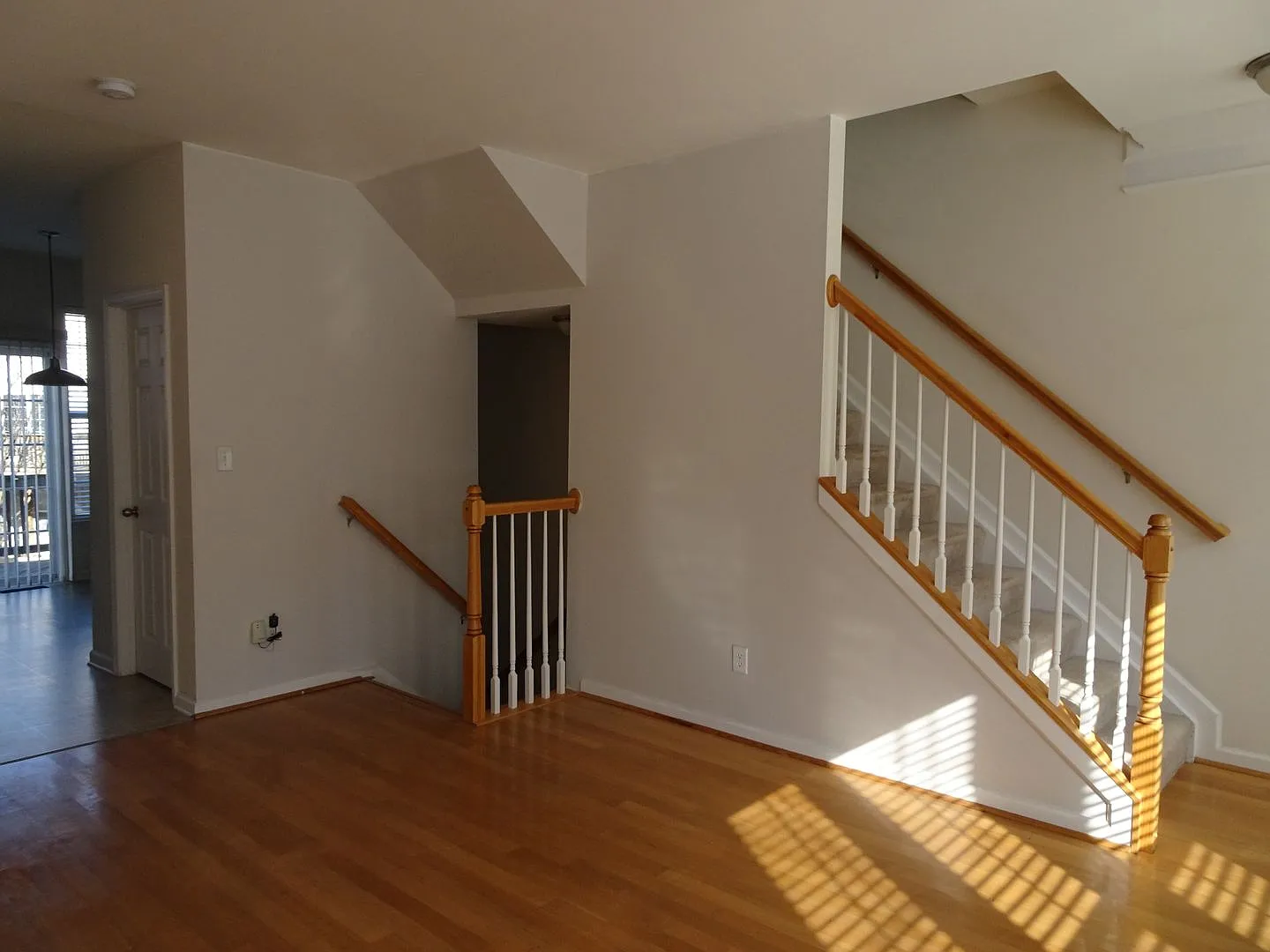 Nice town home close to Town Center — Photo 3