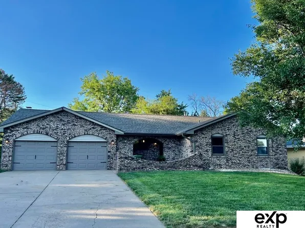 4660 White Cloud Dr, Omaha, NE 68157