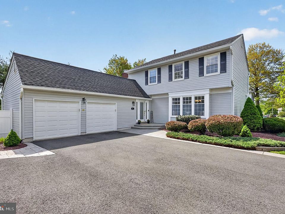 1st image of 8 Valerie Ln