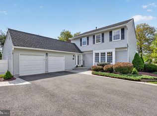 8 Valerie Ln, Lawrence Township, NJ 08648