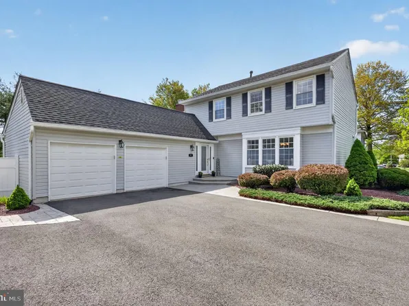 8 Valerie Ln, Lawrence Township, NJ 08648