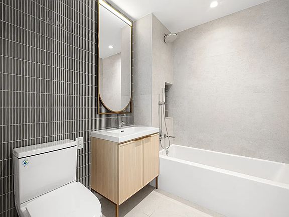 5th image of 960 Franklin Ave #716