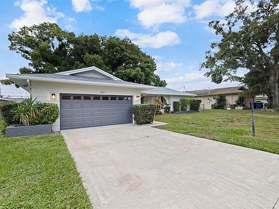 3rd image of 1011 MACRAE AVENUE