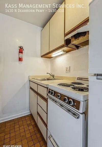 1430 N Dearborn Pkwy — Photo 20