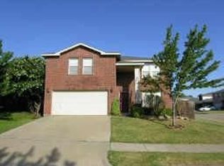 8700 Stonebriar Ln, Fort Worth, TX 76123