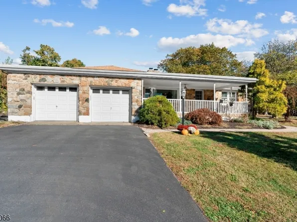 1 Valley View Ter, Washington Boro, NJ 07882