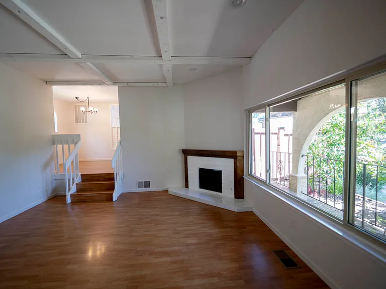 2022 Ascot Dr — Photo 7