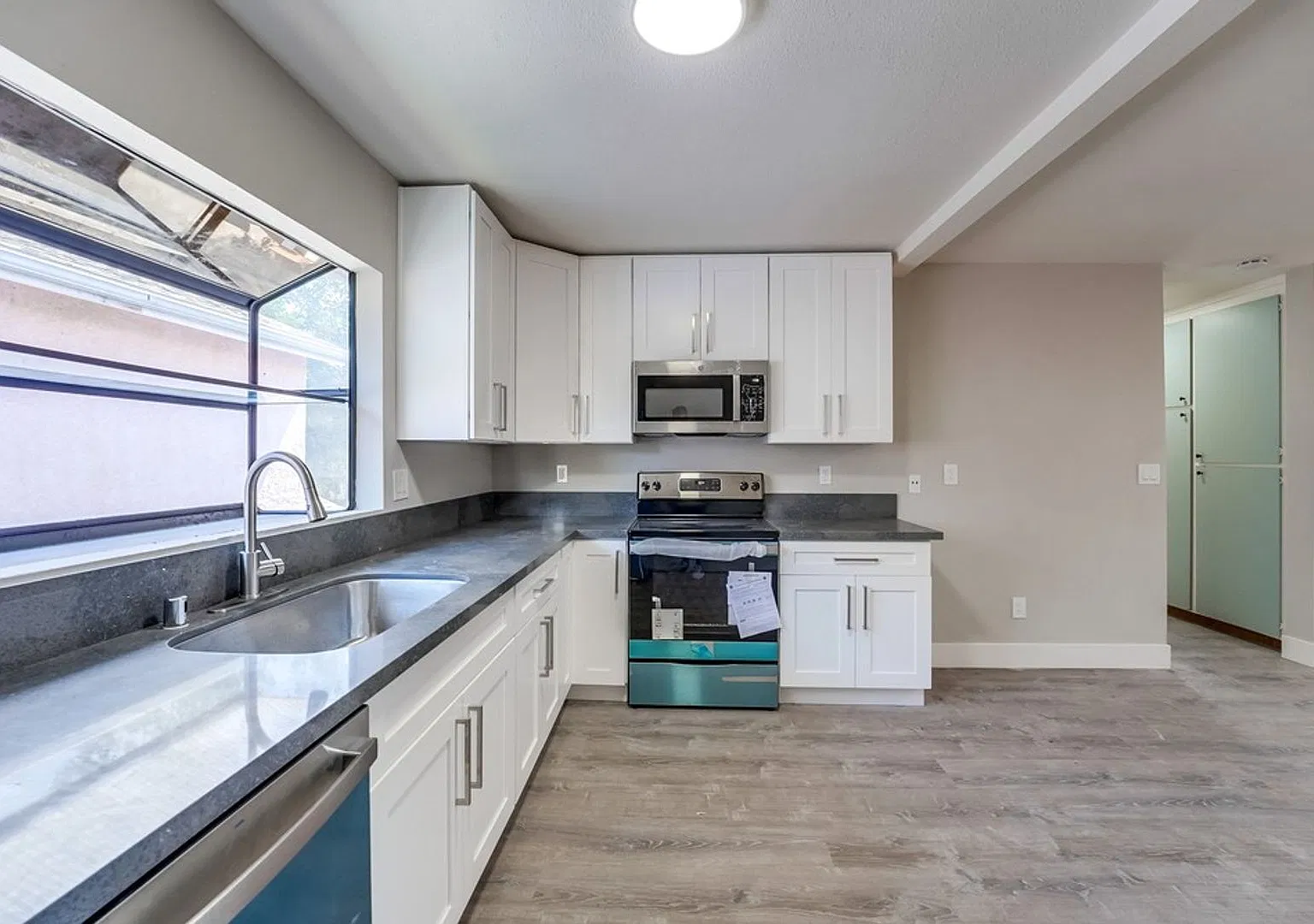 Chamoune Apts — Photo 2