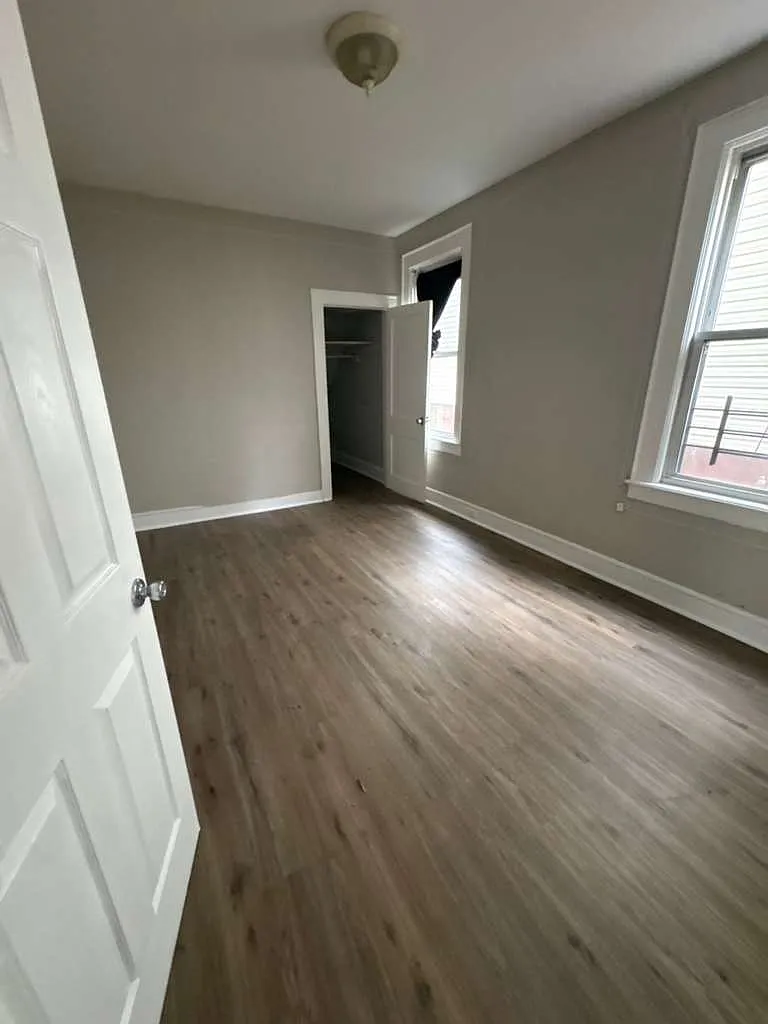 4 bed, 1200 sqft, $2,400 — Photo 4
