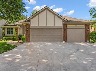 6400 SW Castle Ln, Topeka, KS 66614
