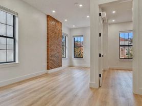 2016 Menahan St