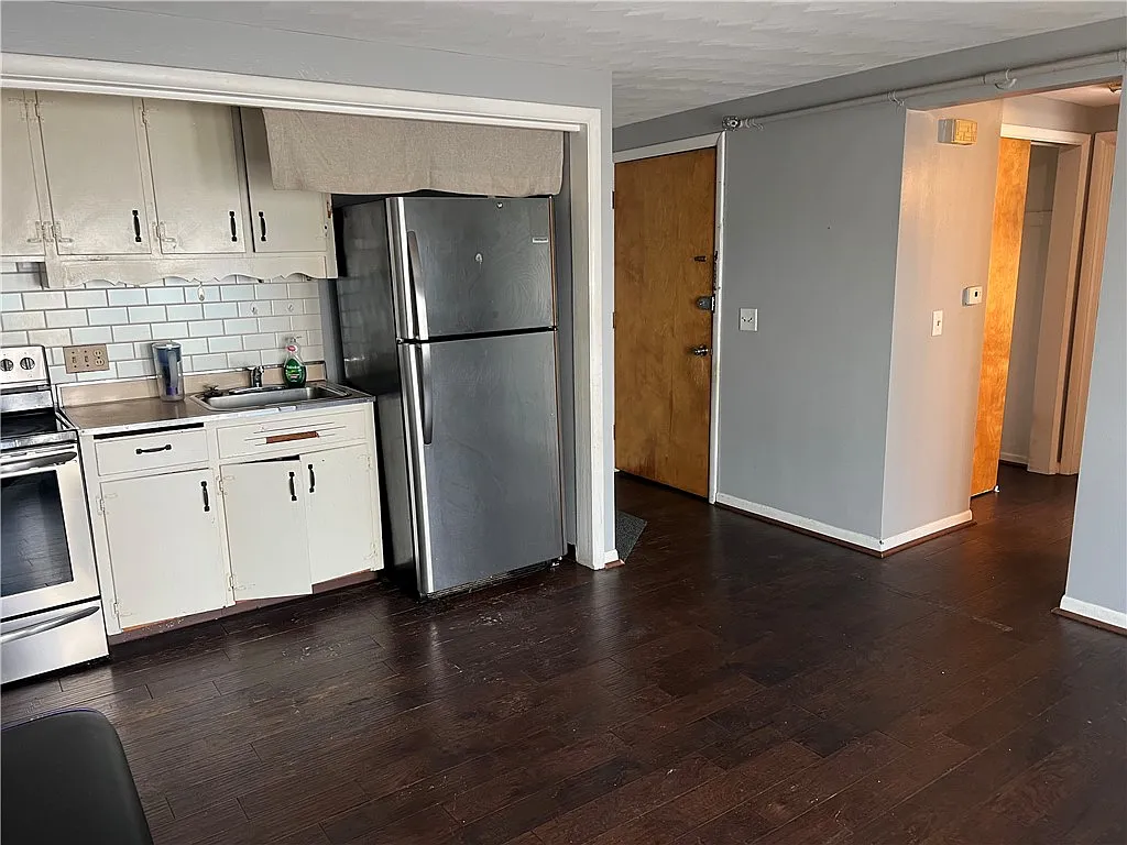 1 bed, 1.0 bath, 3032 sqft, $1,200 — Photo 2