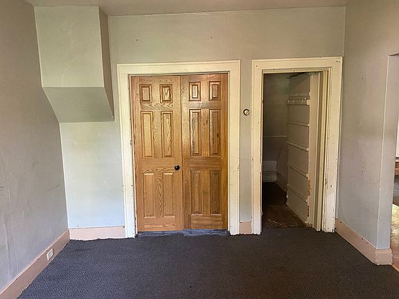 4th image of 736 Jackson St