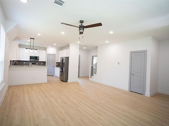 3rd image of 3817 Winfield Ave