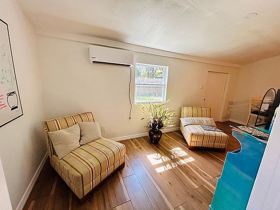 4th image of 3824 Autumn Palm Dr #B