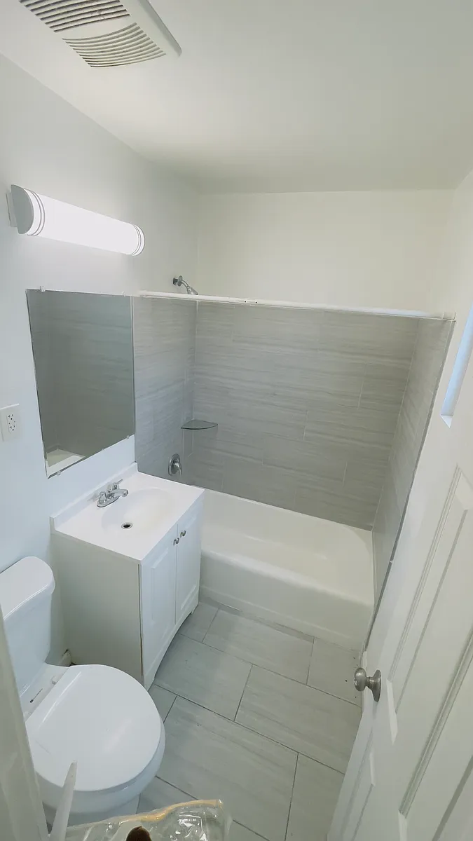 Building Photo - 714 S Long Beach Blvd #2