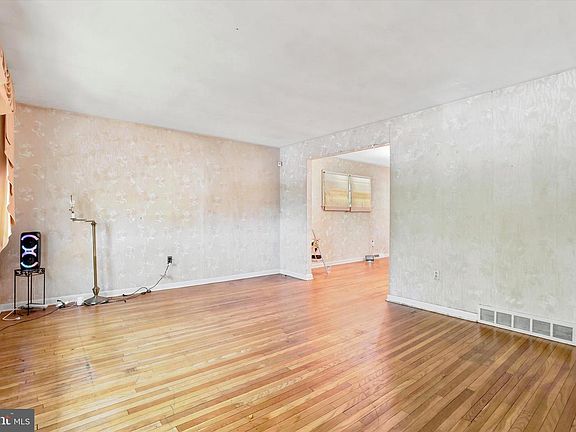 3rd image of 858 Hilldale Rd