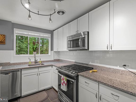 3rd image of 10412 Montrose Ave APT 102