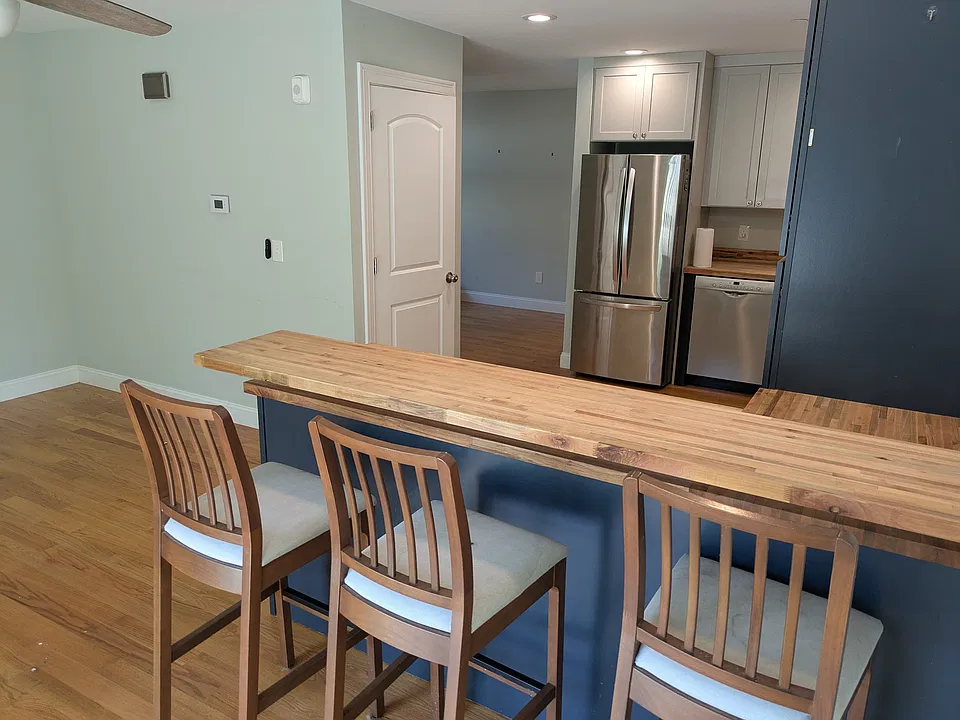 Counter seating/dining