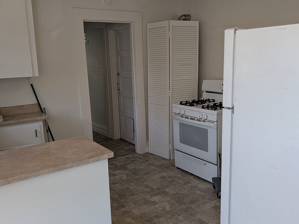kitchen with Stove, disposal, Fridge, and ceiling fan.