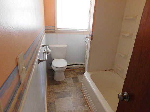 5th image of 424 Princeton St