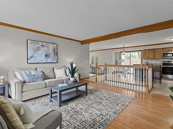 3rd image of 8 Oakridge West Dr
