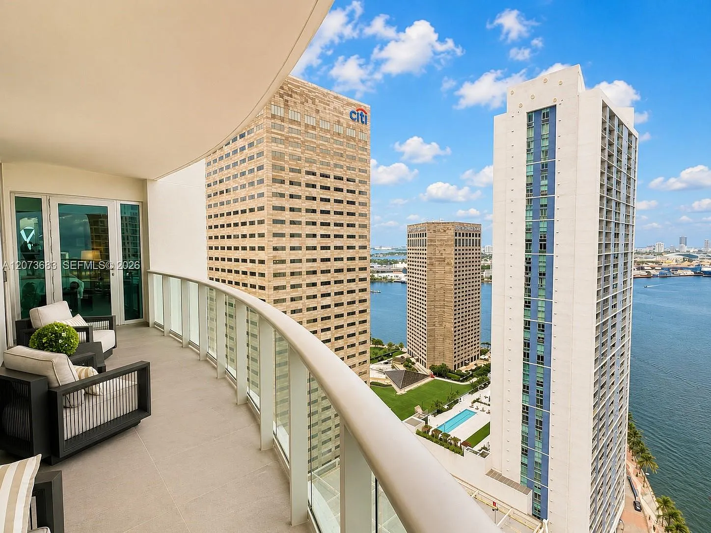 Met 1 Condo — Photo 3