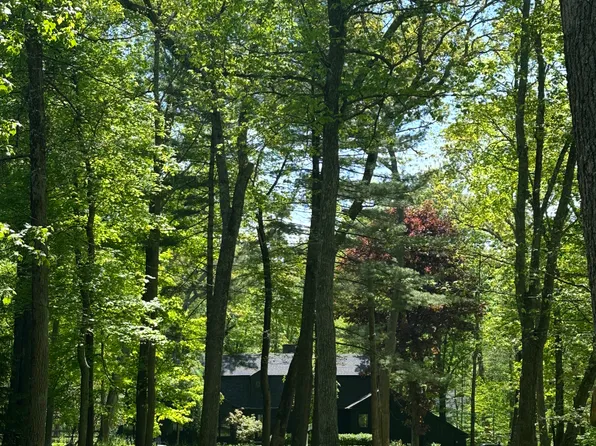 95 Louises Ln, New Canaan, CT 06840