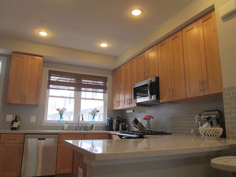 2nd image of 814 3rd St SE