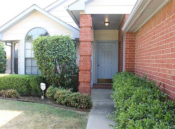 3rd image of 609 Paisley Dr