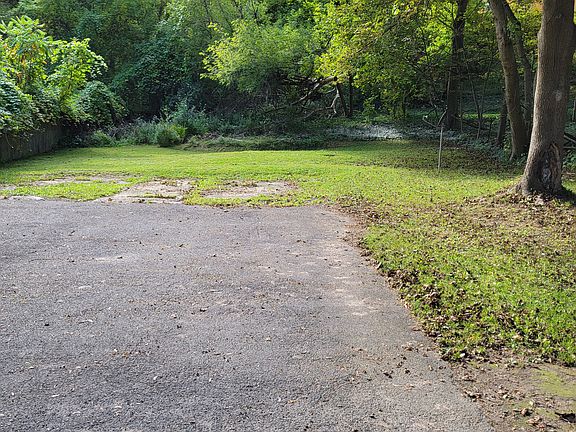 4th image of 220 Valley Dr