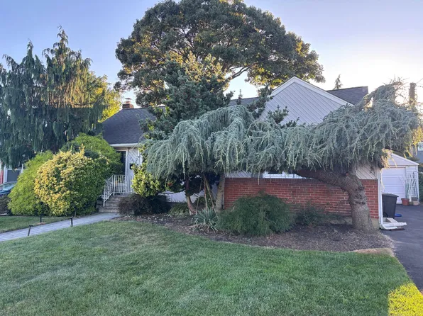 826 Brent Dr, Wantagh, NY 11793