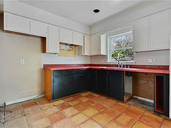 4th image of 1011 Canovia Ave