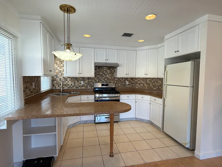 143-68 Franklin Ave #2 — Photo 5