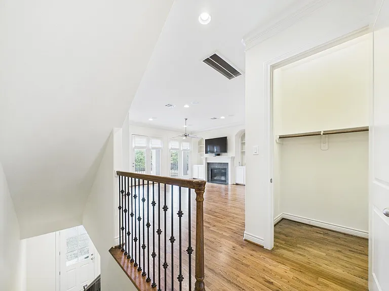 11025 Sherwood Grv — Photo 10