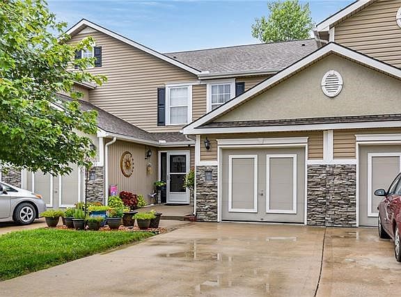 2nd image of 513 SW Shadow Glen Dr