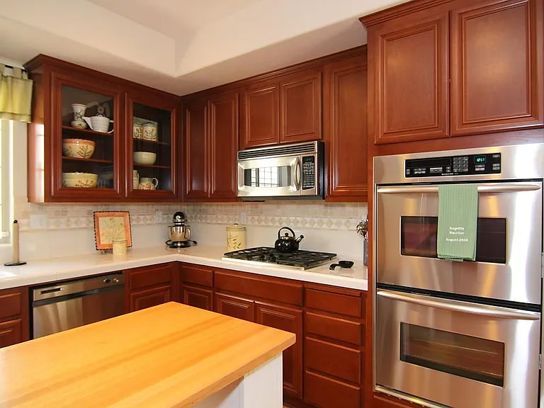 850 Belmont Ln — Photo 3