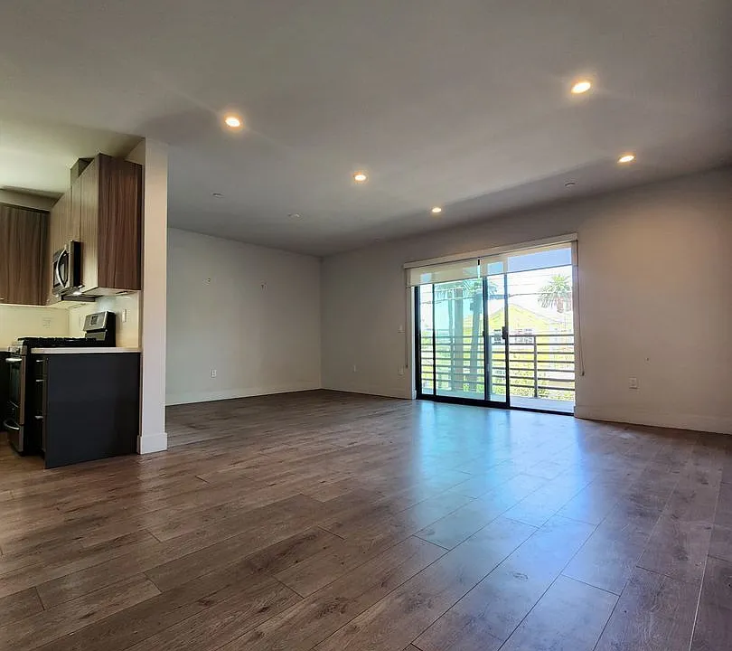 4227 McLaughlin Ave #204