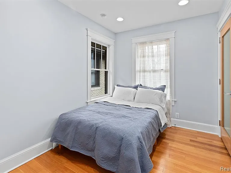 370 E Grand Blvd — Photo 19