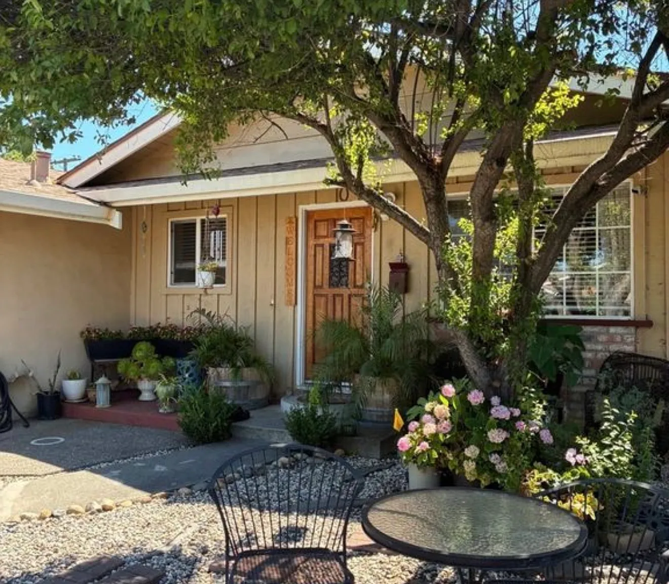 3 bed, 1075 sqft, $2,600 — Photo 1