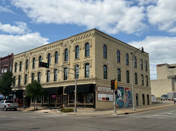 37 S Main St, Janesville, WI