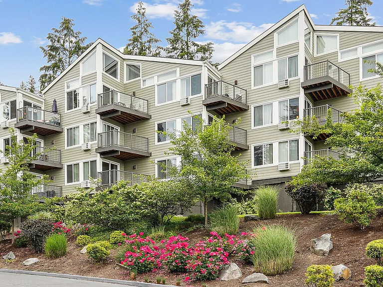 Sunset Summit Apartments — Photo 69
